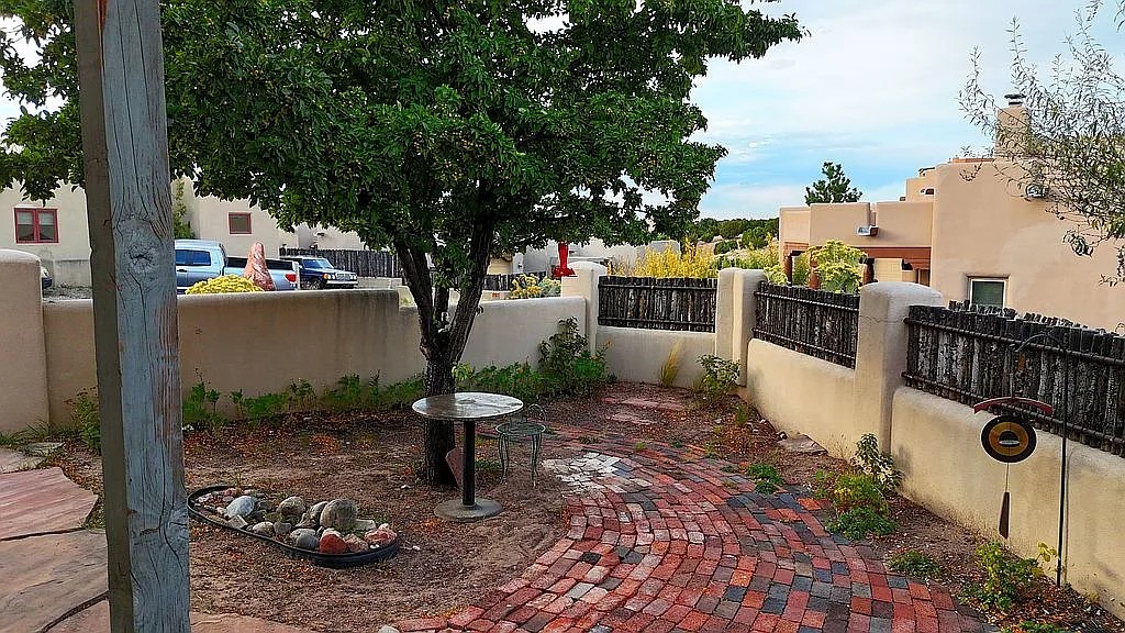 4 Calle Las Casas, Santa Fe, New Mexico image 3