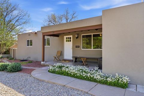 Homes For Sale - 210 Las Mananitas<br/> Santa Fe County, Santa Fe, NM 87501