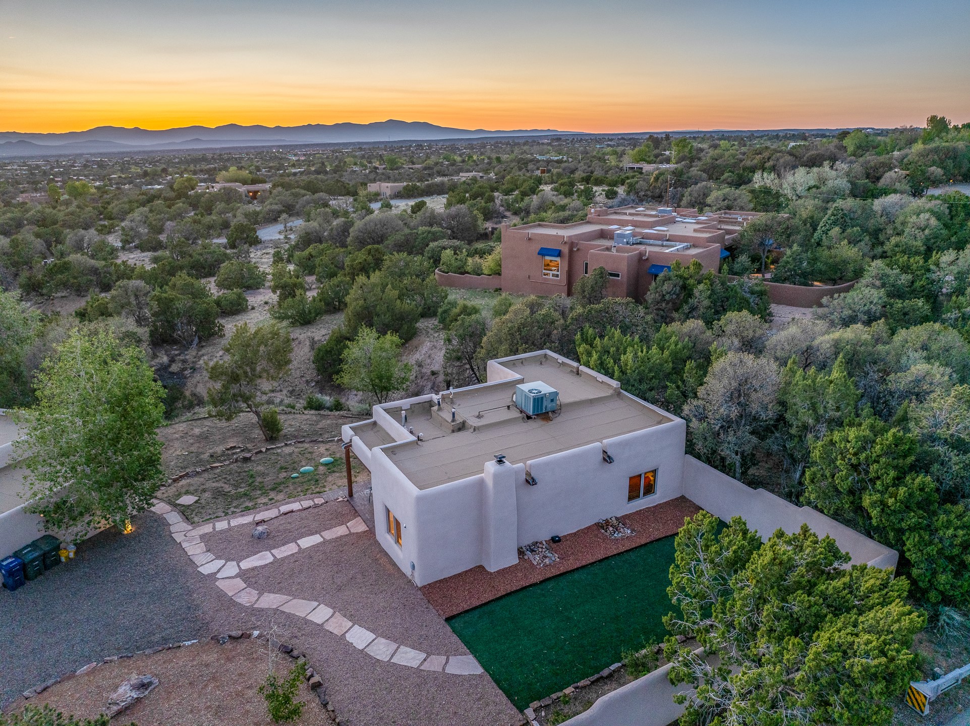 Santa Fe, New Mexico 87505, United States, 5 Bedrooms Bedrooms, ,4 BathroomsBathrooms,Residential,Active,141201