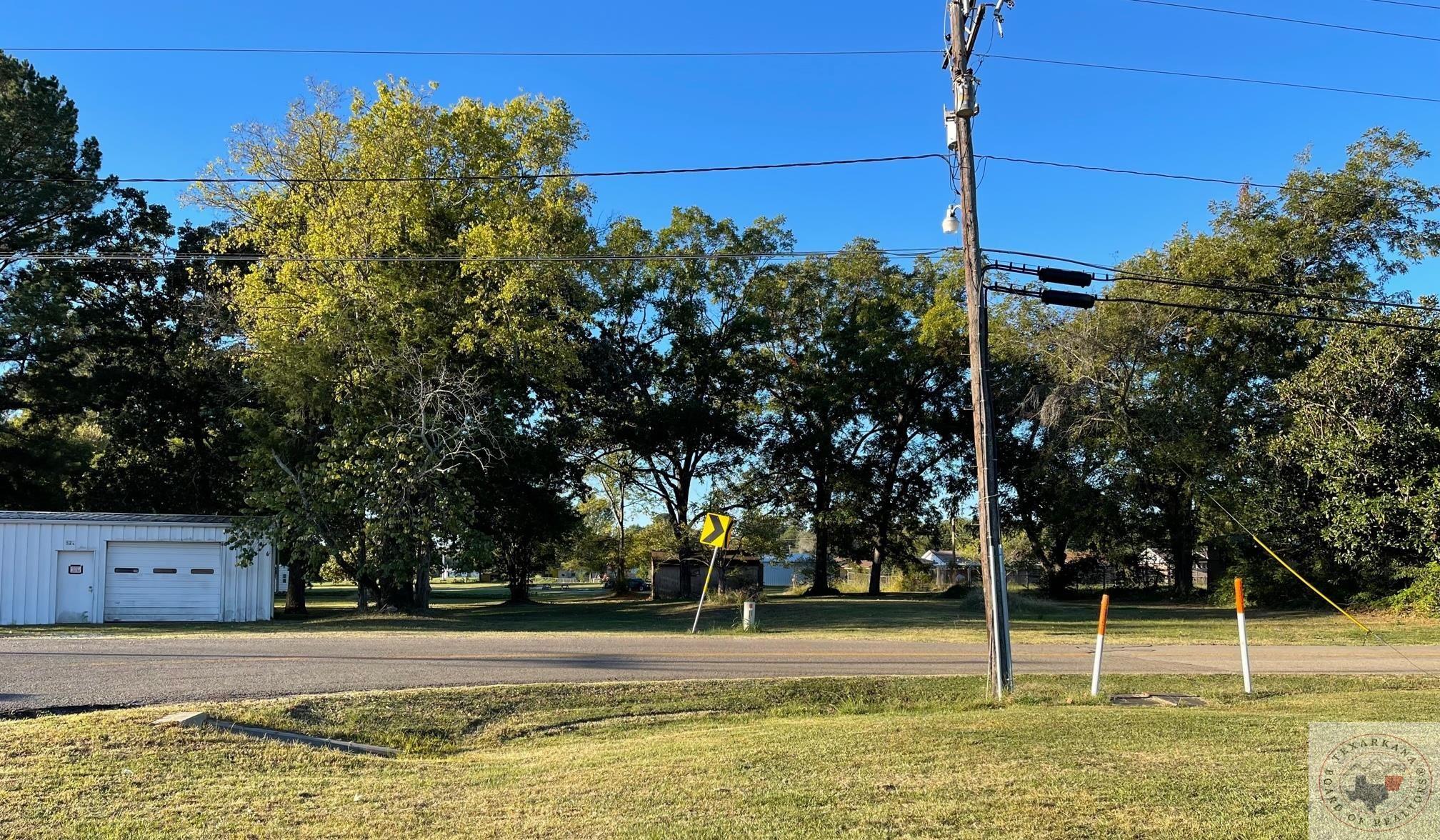 Photo 1 of 3 — 522 E Grizzley Dr, DeKalb, TX 75559