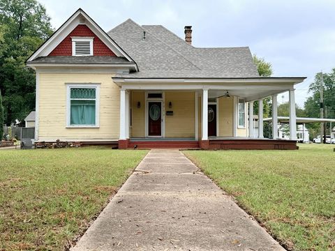 Photo of 2804 Walnut St, Texarkana, TX 75503 (MLS # 200441)