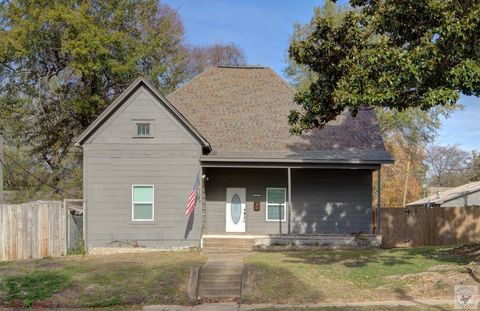 Photo of 415 E 9th St, Texarkana, AR 71854 (MLS # 200787)