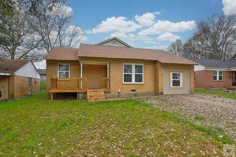 Photo of 2321 N Akin Ave, Texarkana, TX 75501 (MLS # 204411)