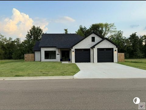 Photo of 5607 E Deaton Pl, Texarkana, TX 75503 (MLS # 200941)