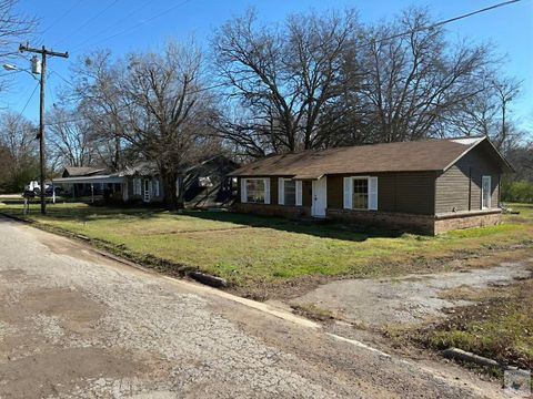 Photo of 1304/1306 West End Ave, Clarksville, TX 75426 (MLS # 201964)