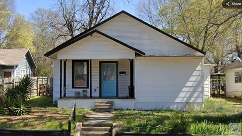 Photo of 2006 Walnut St, Texarkana, TX 75501 (MLS # 200667)