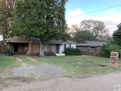 Photo of 3106 Meadow Dr, Texarkana, TX 75501 (MLS # 200795)