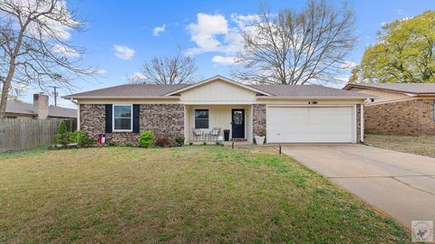 Photo of 236 E Greenfield Drive, Wake Village, TX 75501 (MLS # 204417)