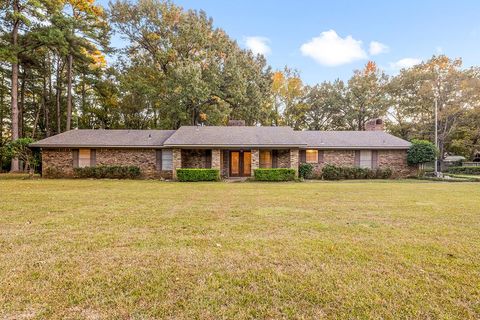 Photo of 4 Holly Ridge Dr, Texarkana, TX 75503 (MLS # 200556)