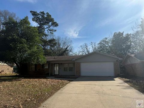 Photo of 38 E Greenfield Dr, Wake Village, TX 75501 (MLS # 200951)