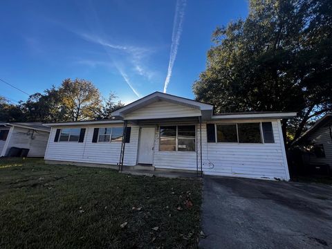 Photo of 224 Shellwood Dr, Wake Village, TX 75501 (MLS # 200524)