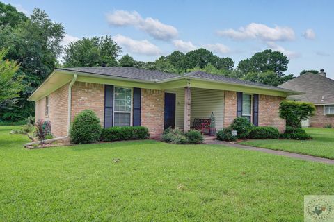 Photo of 35 Lanshire Dr, Texarkana, TX 75503 (MLS # 200607)