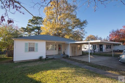 Photo of 3307 Rhozine Ln, Texarkana, TX 75501 (MLS # 200800)