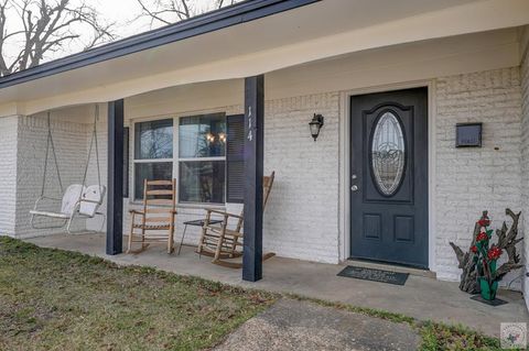 Photo of 114 S Johnson St, De Kalb, TX 75559 (MLS # 203323)