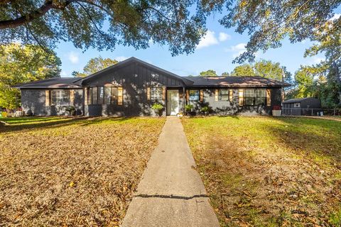 Photo of 204 Arroyo Dr, Texarkana, TX 75503 (MLS # 200585)