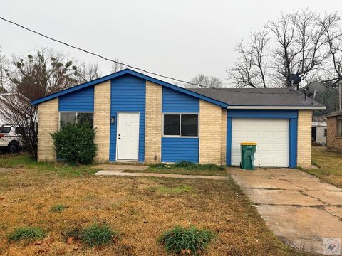 Photo of 2405 Mamie Dr, Texarkana, TX 75501 (MLS # 202098)