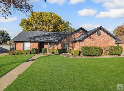 Photo of 3208 Williamsburg Ln, Texarkana, TX 75503 (MLS # 200765)