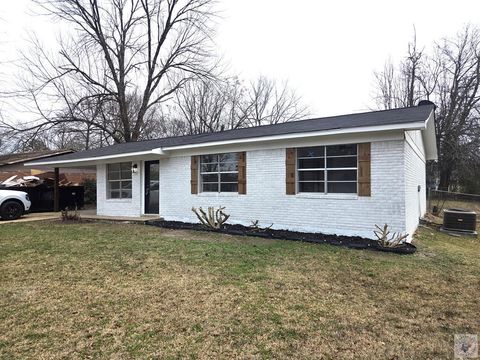 Photo of 1305 West Ave C St, Hope, AR 71801 (MLS # 203345)