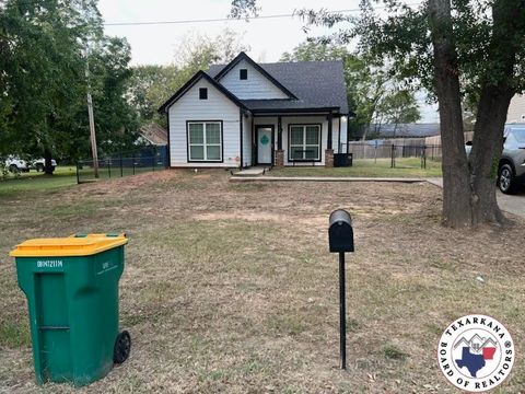 Photo of 104 Hubbard St, Texarkana, TX 75501 (MLS # 118689)