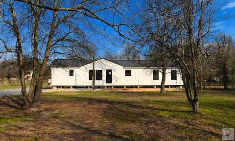 Photo of 204 Browning, Hooks, TX 75561 (MLS # 203359)