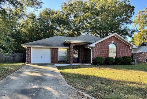 Photo of 33 Green Oak Cir, Nash, TX 75569 (MLS # 200502)