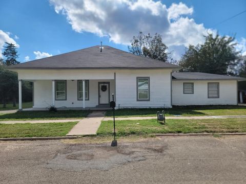 Photo of 400 W Washington St, Clarksville, TX 75426 (MLS # 200351)