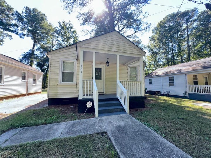 Photo 1 of 10 — 907 McKinley AVE, Suffolk, VA 23434