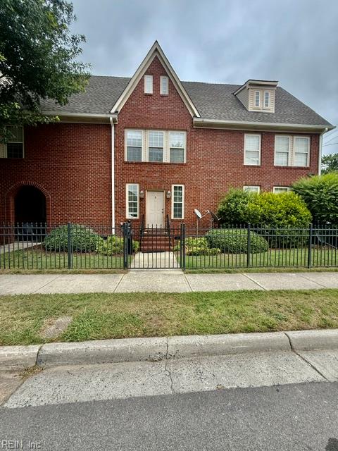 Photo 1 of 19 — 200 Maple AVE B, Norfolk, VA 23503