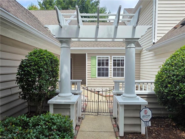 102 Lands End LN