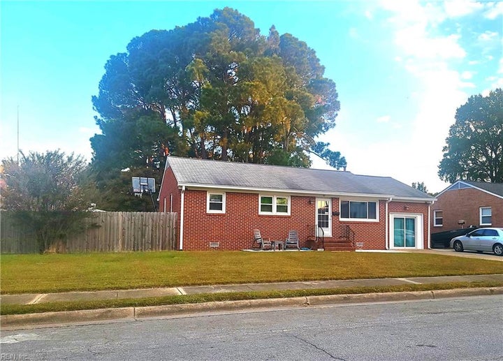Photo 1 of 22 — 311 Hercules DR, Hampton, VA 23669