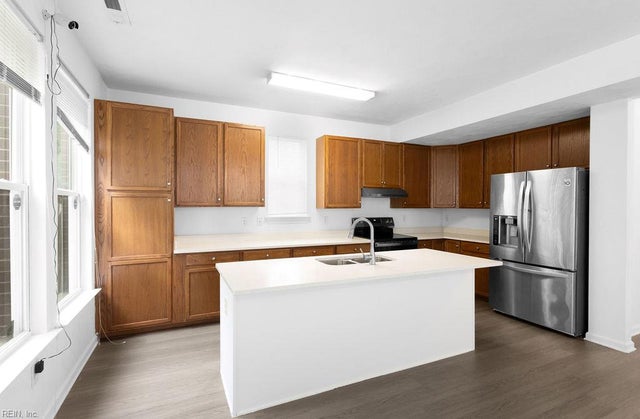 220 W 33rd ST