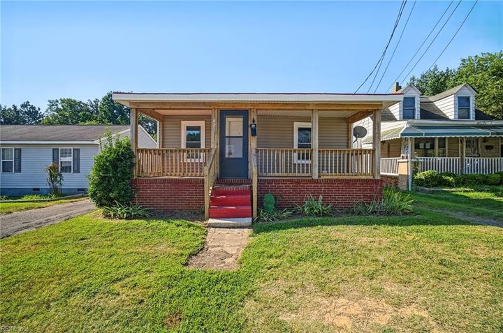 Photo 1 of 28 — 821 Kilby AVE, Suffolk, VA 23434