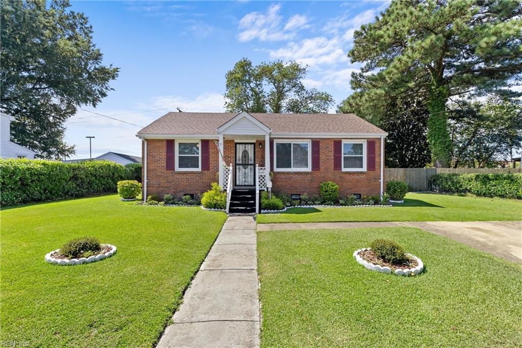 Photo 1 of 22 — 2329 Dominion AVE, Norfolk, VA 23518