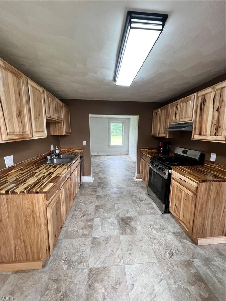 Photo 1 of 18 — 14 B AVE, Windsor, VA 23487