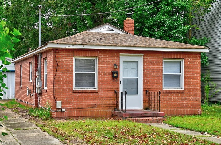Photo 1 of 27 — 215 Forrest AVE, Norfolk, VA 23505