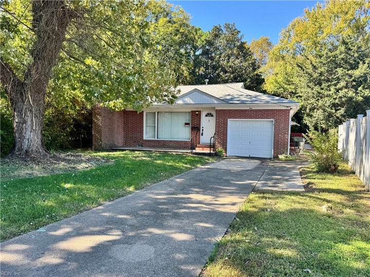 Photo 1 of 21 — 9 Julian PL, Hampton, VA 23666