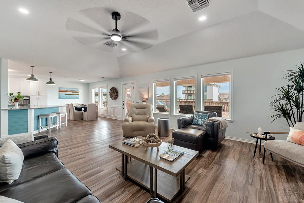 1427 Bamboo Drive, Tiki Island, California image 14