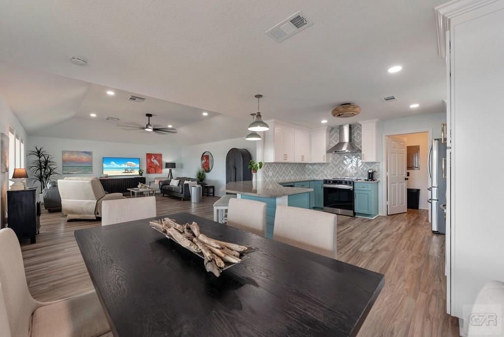 1427 Bamboo Drive, Tiki Island, California image 9