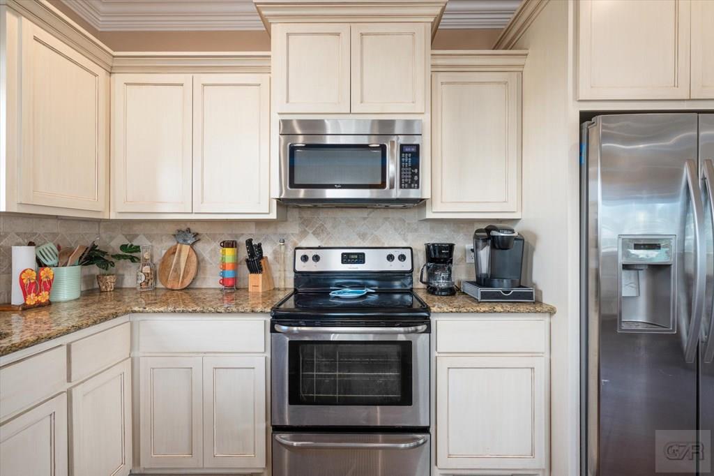 984 S Stingaree Drive, Crystal Beach, Texas image 12