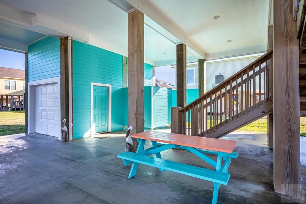 984 S Stingaree Drive, Crystal Beach, Texas image 3