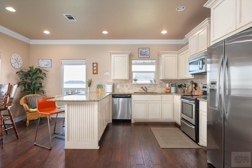 984 S Stingaree Drive, Crystal Beach, Texas image 10