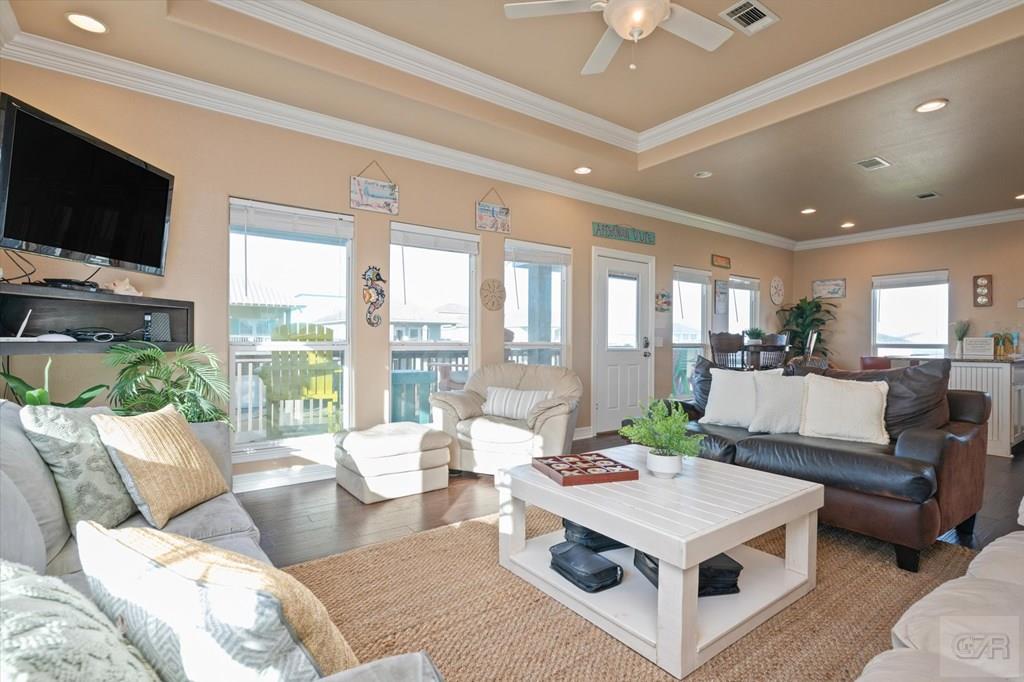 984 S Stingaree Drive, Crystal Beach, Texas image 9