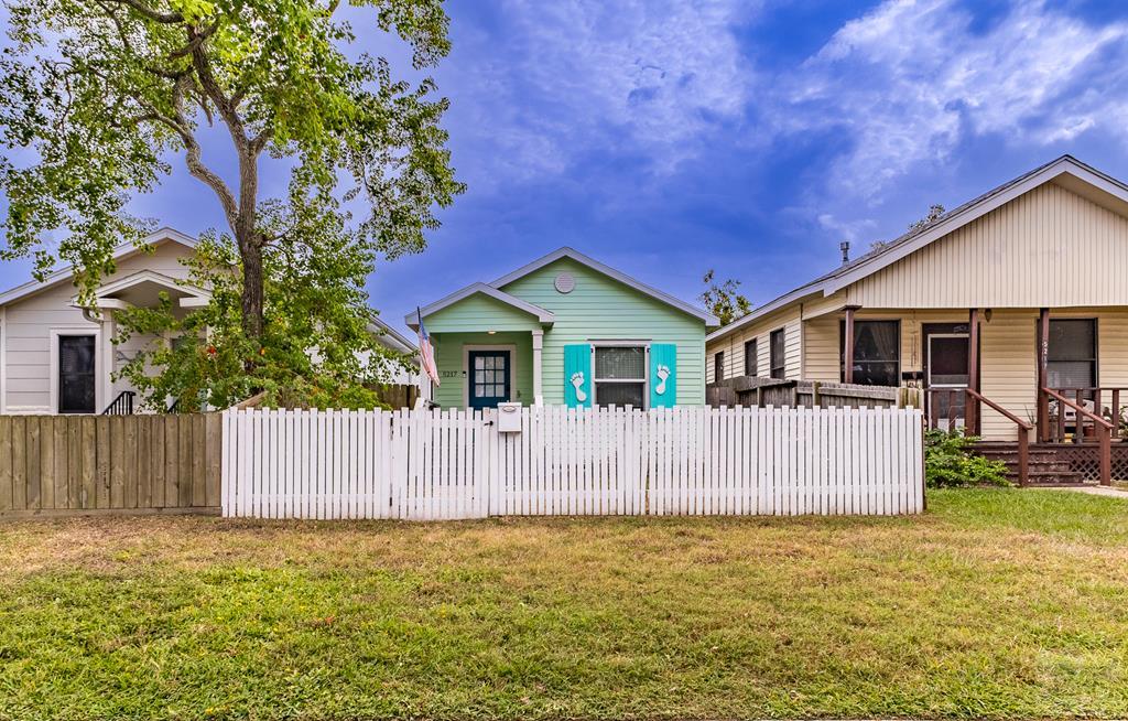 1087 Shady Lane, Gilchrist, Texas image 1