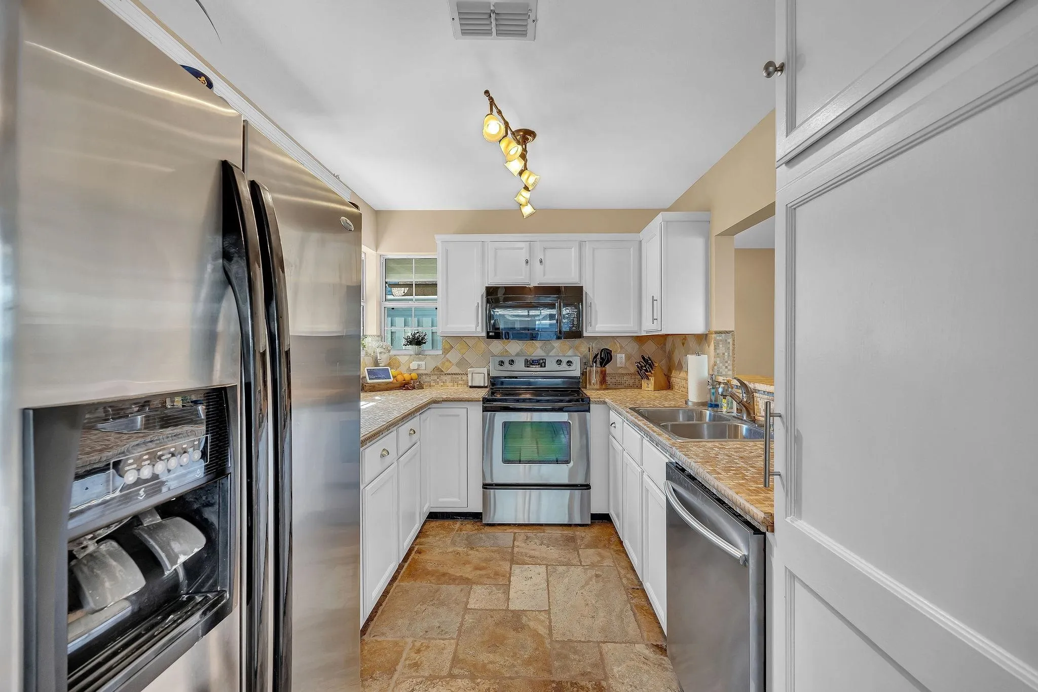 St Augustine, Florida 32084, United States, 3 Bedrooms Bedrooms, ,2 BathroomsBathrooms,Residential,Active,25333