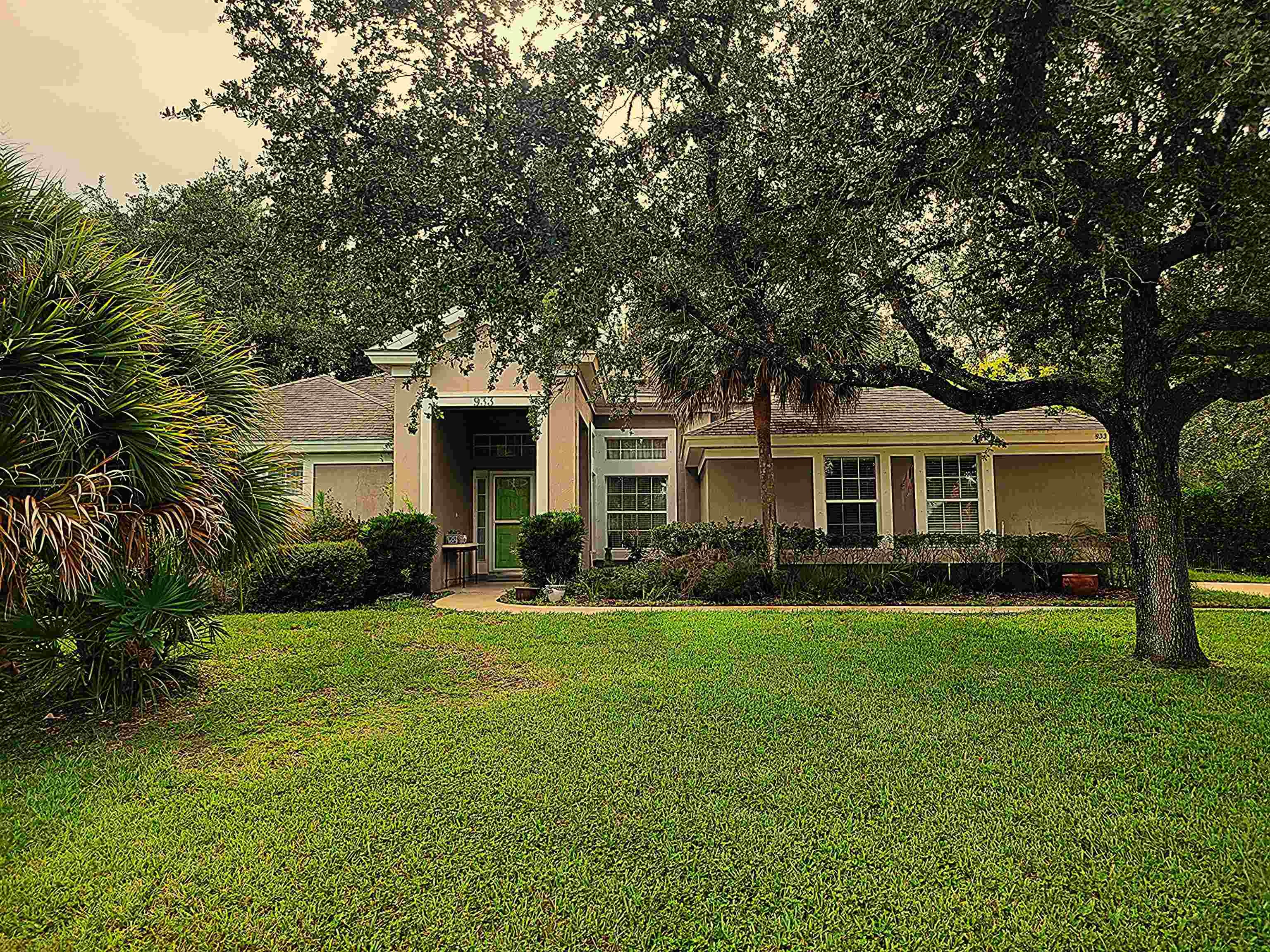933 Mirror Lake Dr