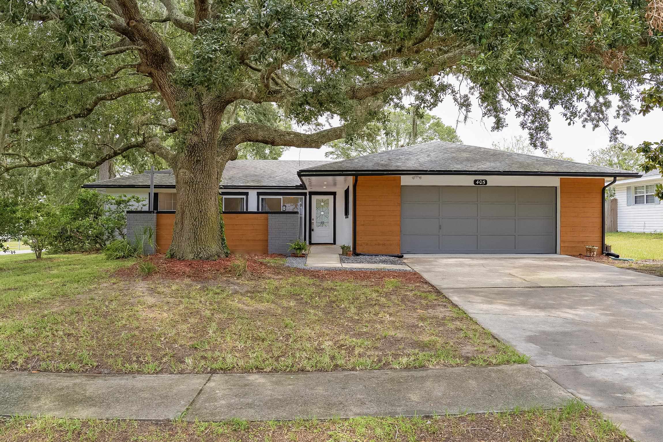 405 Casuarina Cir