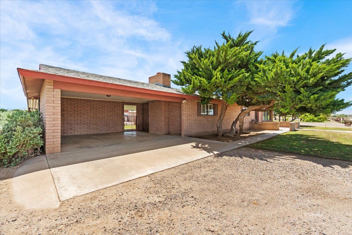 2261 N Ferguson Ln