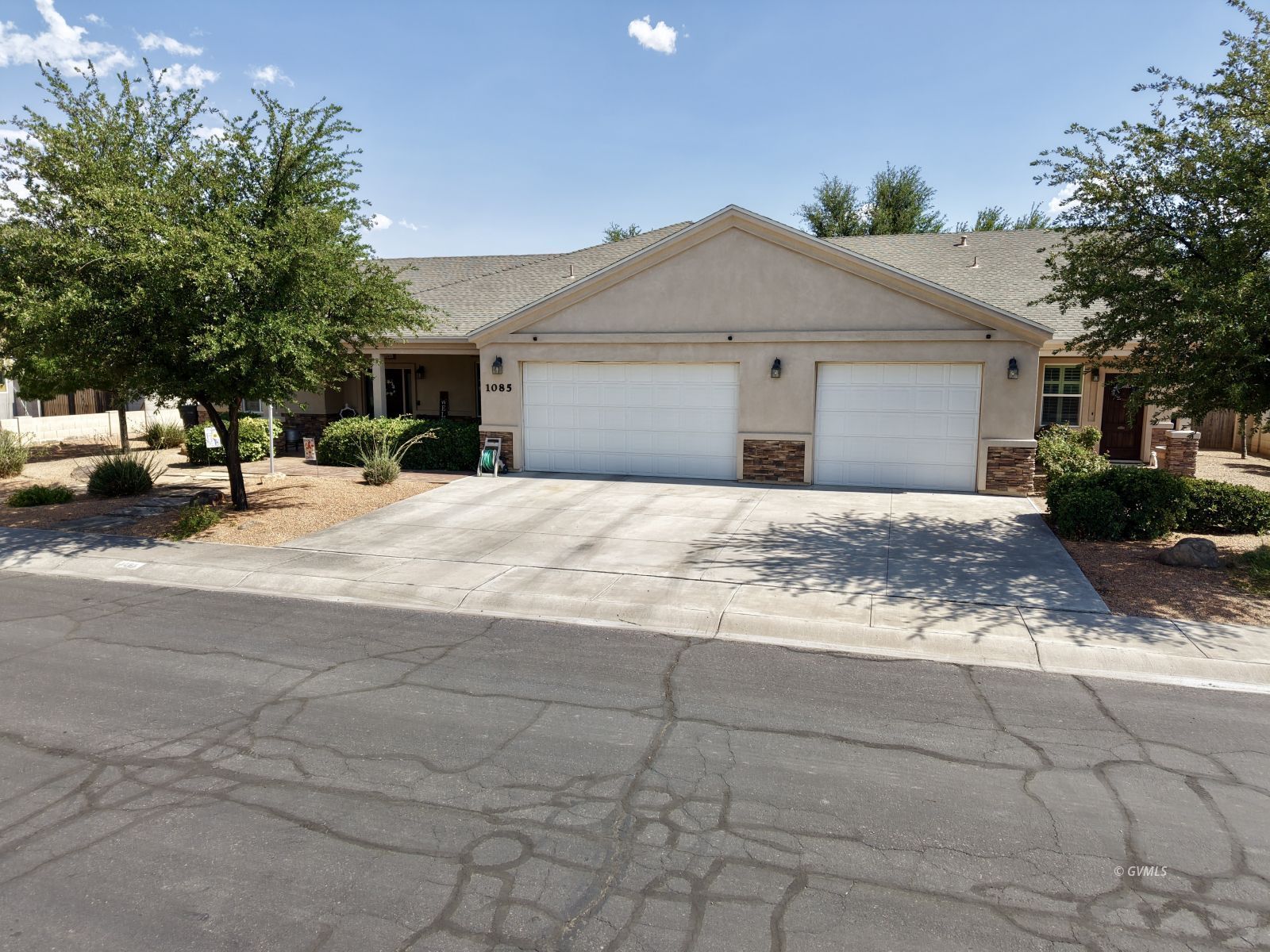 1085 W Cherokee Cir
