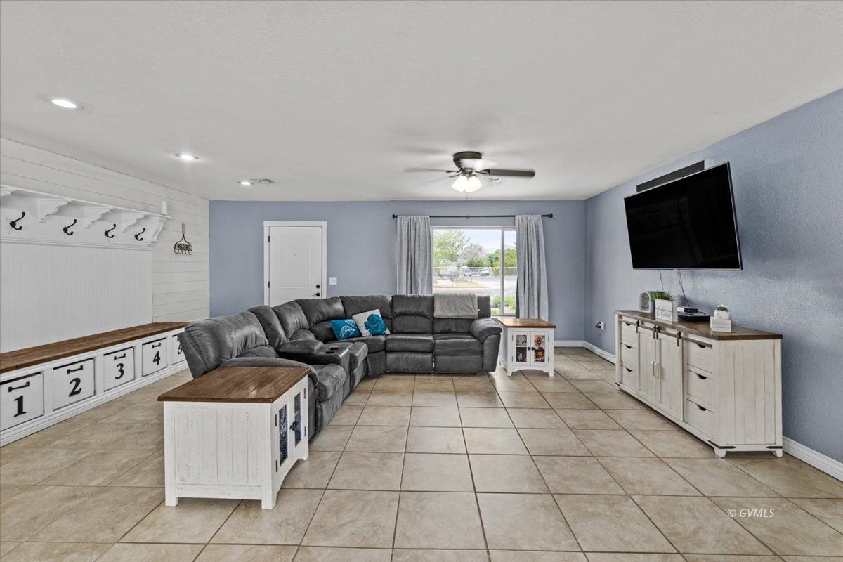 1007 W Rose Ln