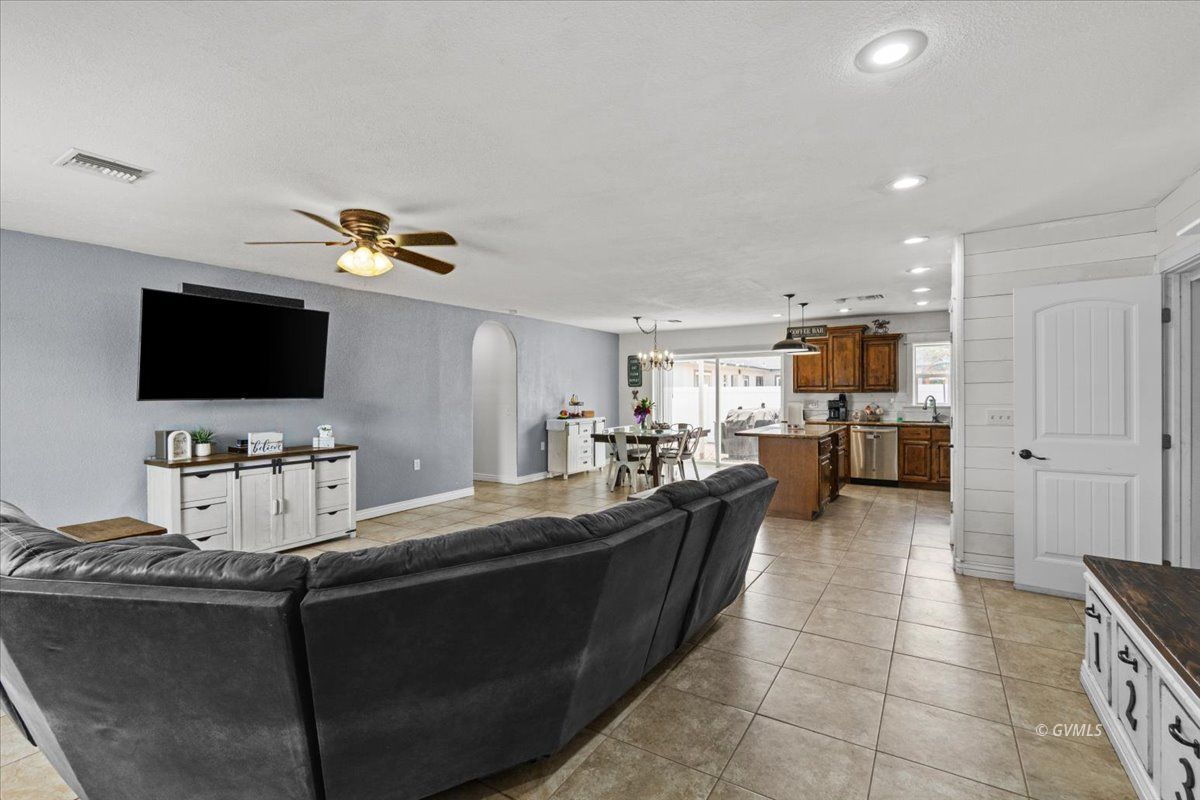 1007 W Rose Ln